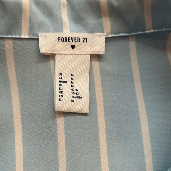 Satin pj set for a woman baby blue, comes with shorts with pockets - Picture 4 of 5